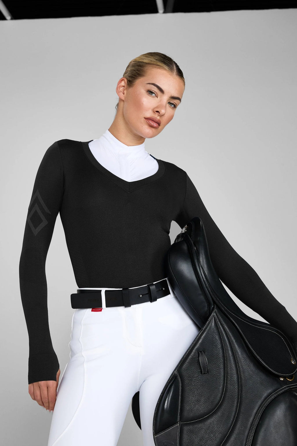BLACK SHOW SWEATER