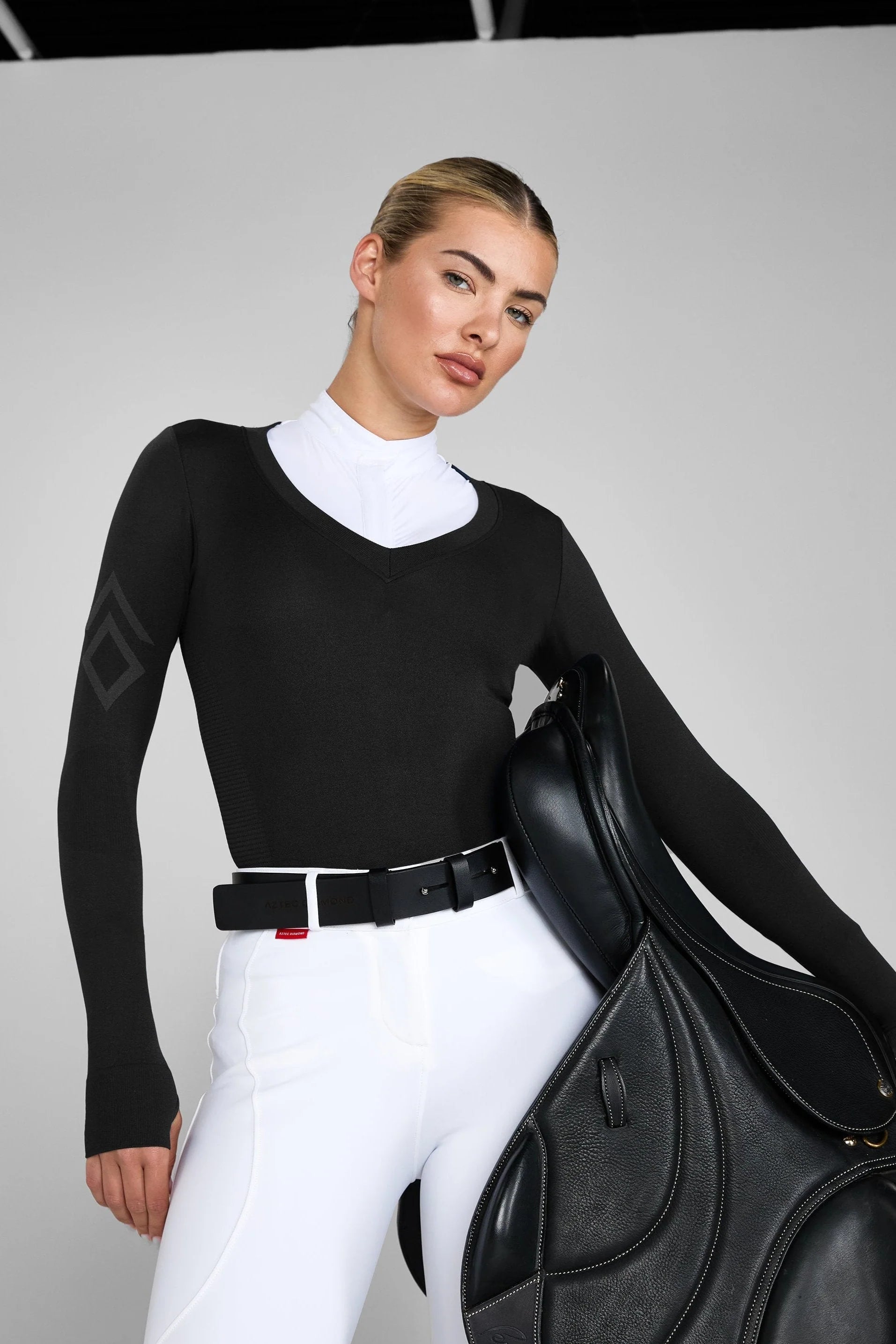 BLACK SHOW SWEATER
