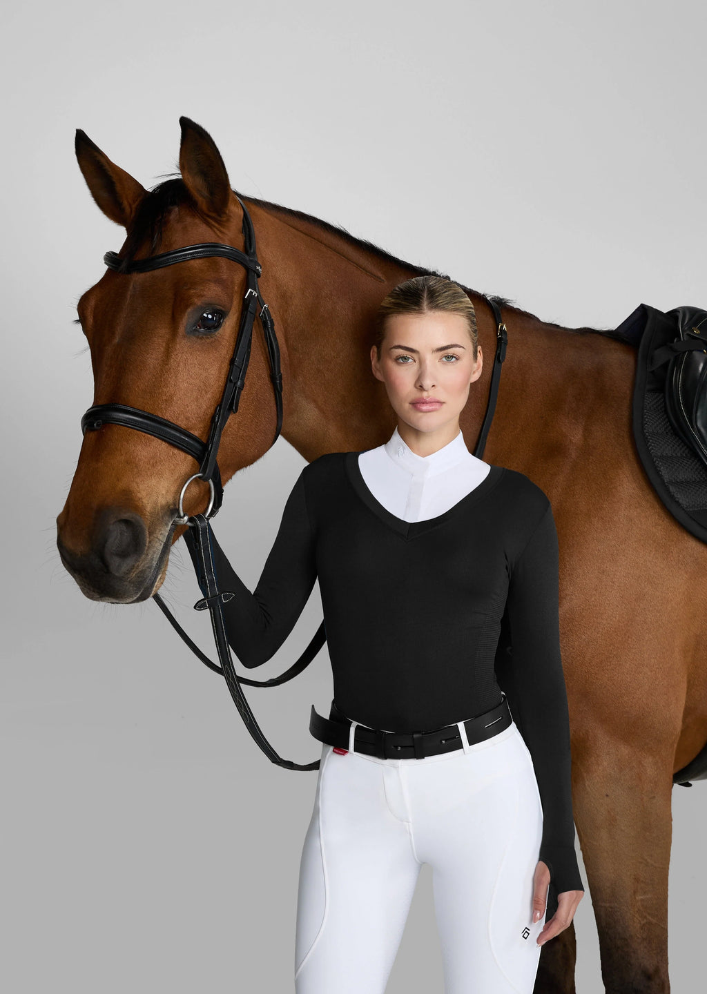 BLACK SHOW SWEATER